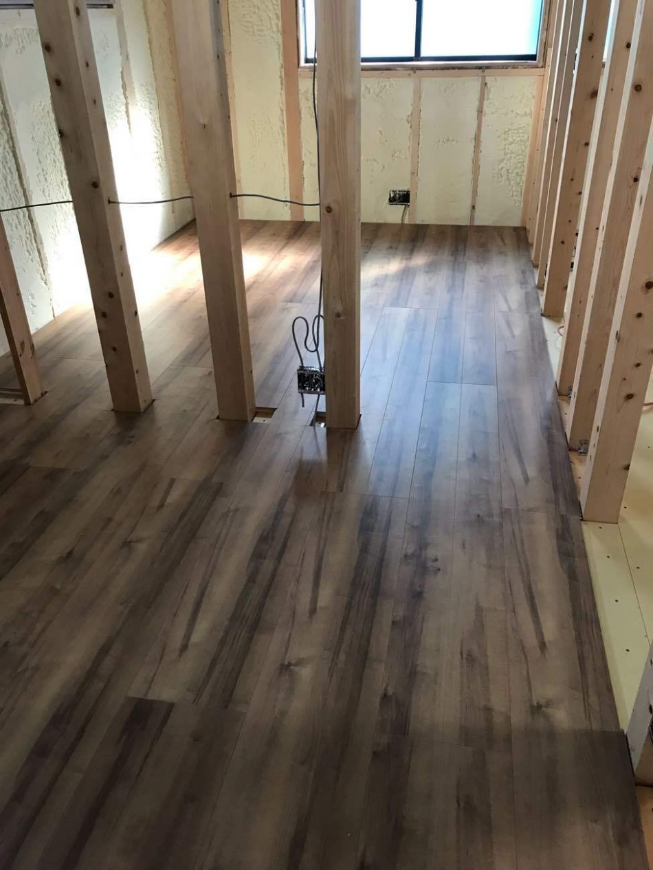 埼玉県久喜市T様邸注文住宅新築工事は床工事を行っています。