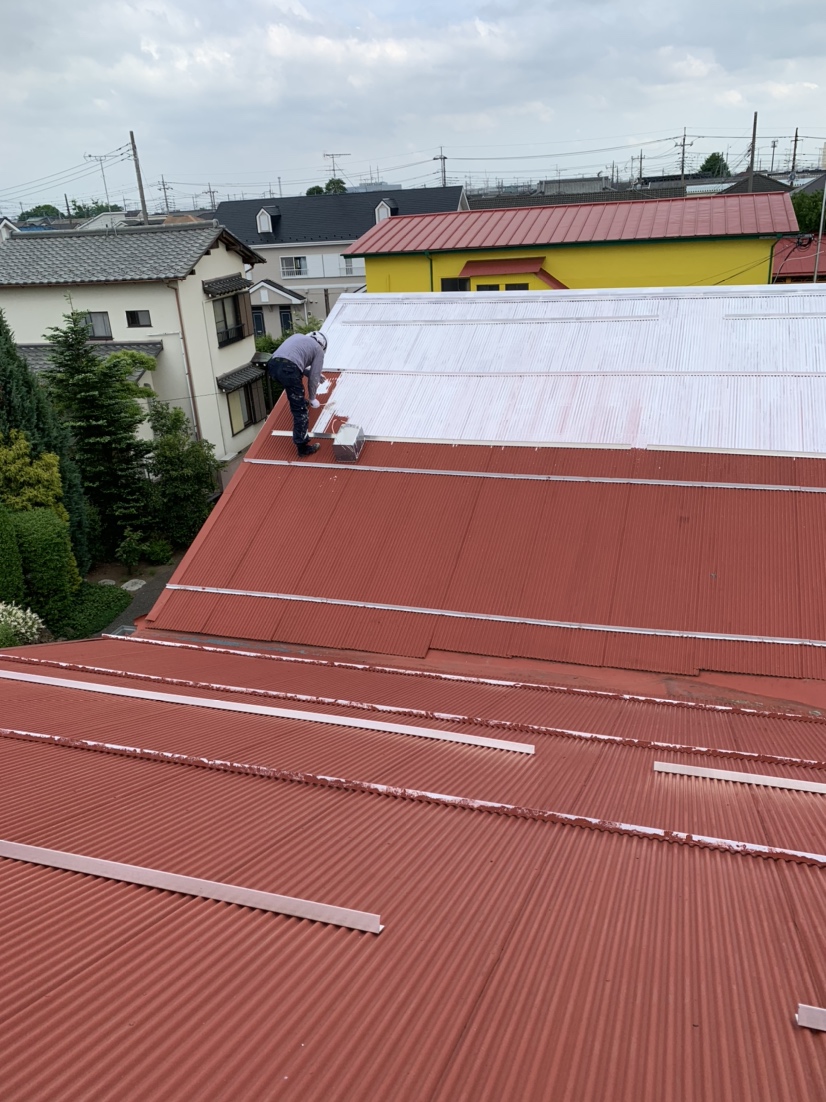 埼玉県三郷市の本社屋根を塗装しています。