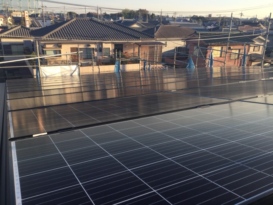 越谷市S様邸は足場体験にて屋根いっぱいの太陽光パネルを見学しました。