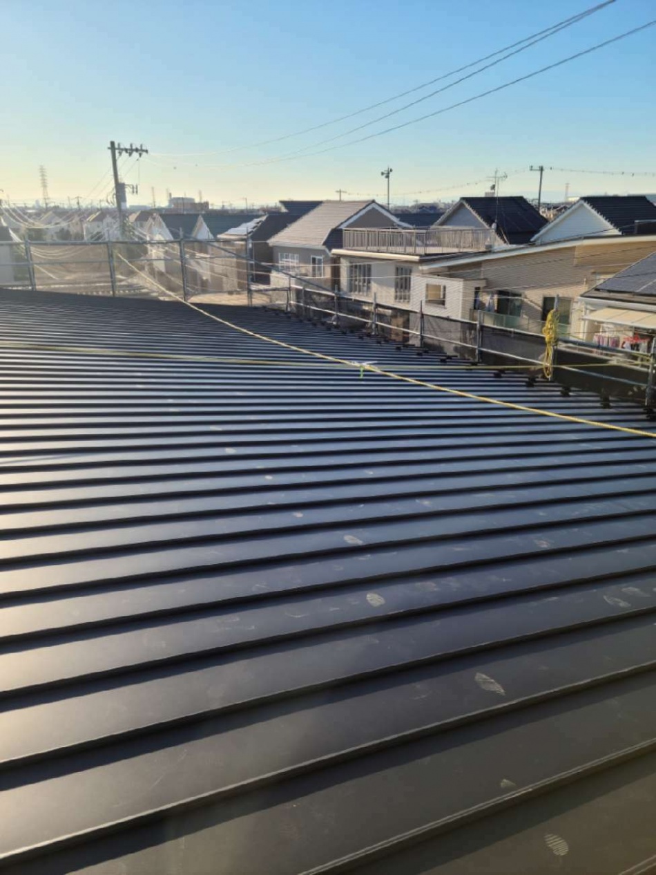 埼玉県吉川市M様賃貸住宅新築工事は屋根ガルバリウム鋼板葺きを行いました。