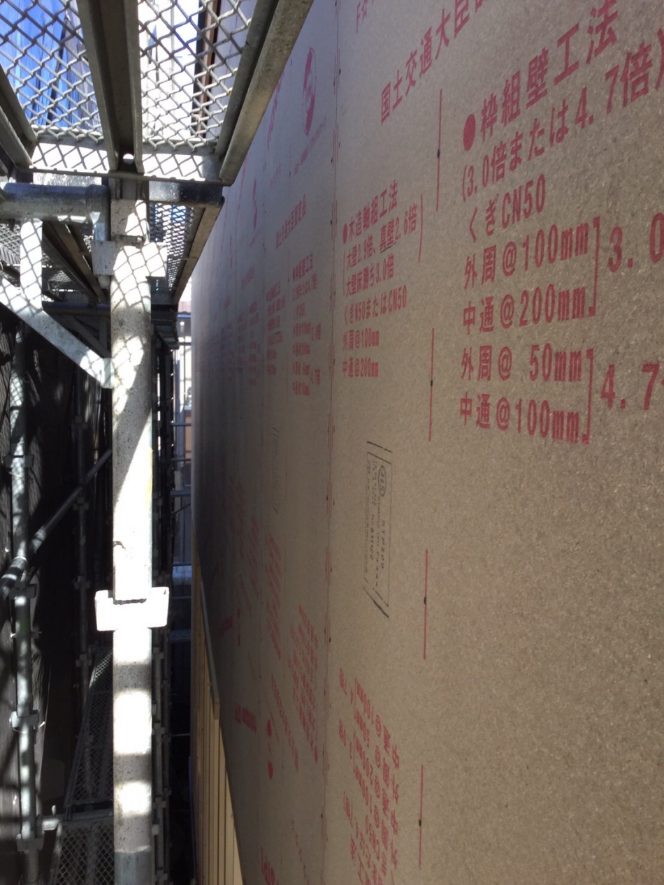 【三郷市】M様邸「ル・コルビジェ的シンプルモダンな高性能省エネキューブハウス」は外周下地ボードを施工しました。