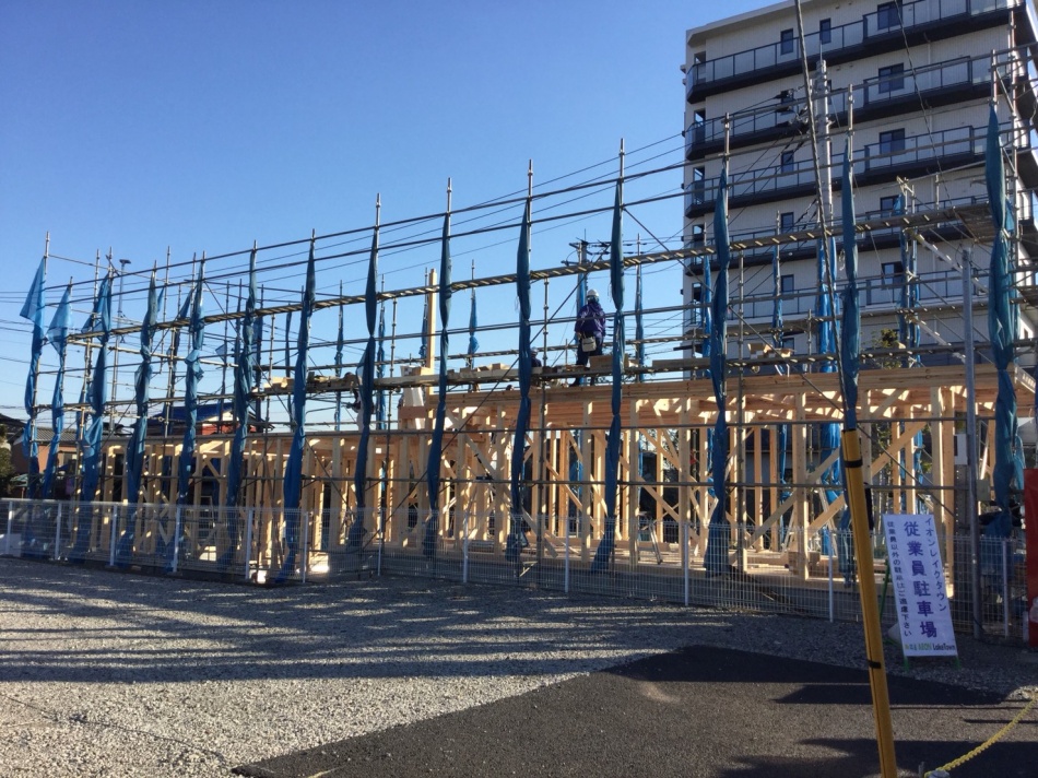 越谷レイクタウンの保育園は建て方です。