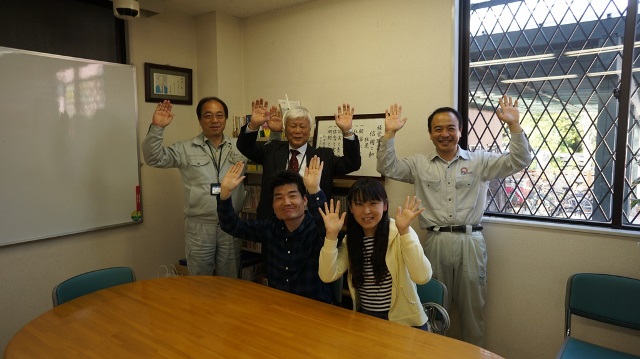 【三郷市】K様と注文住宅工事請負契約後に記念撮影です。