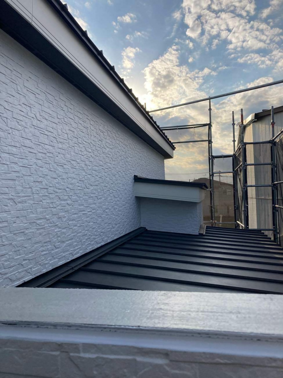 埼玉県三郷市O様邸注文住宅新築工事は外壁工事を行っています。