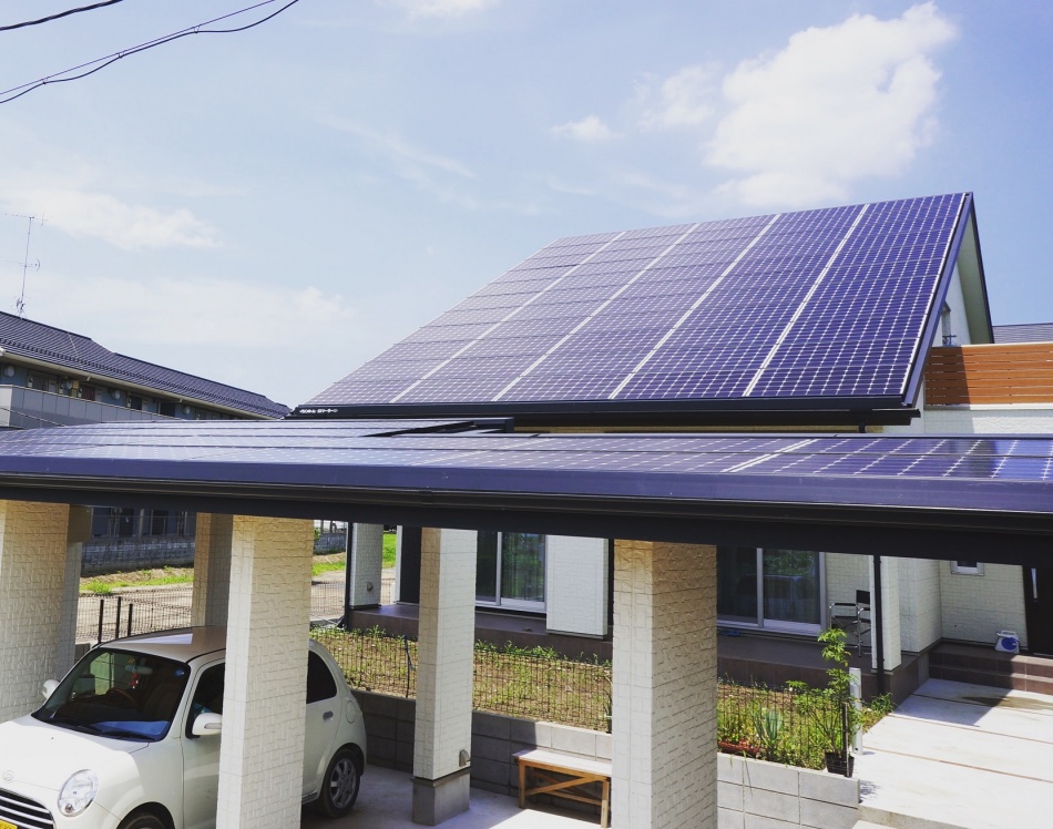 ガレージに太陽光付の住宅