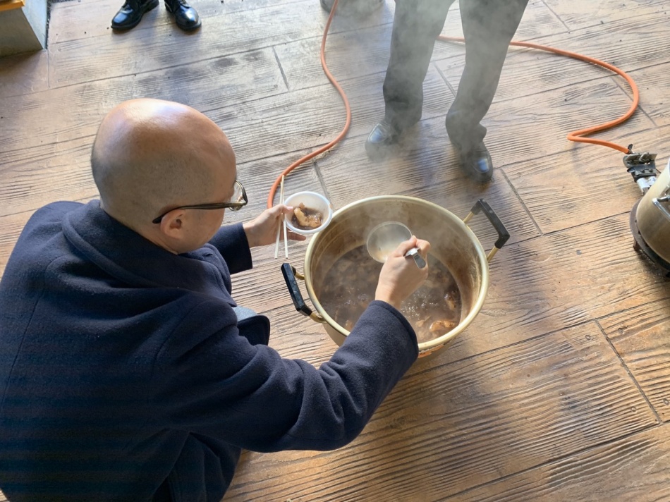 外でお汁粉を作り皆で食べました。