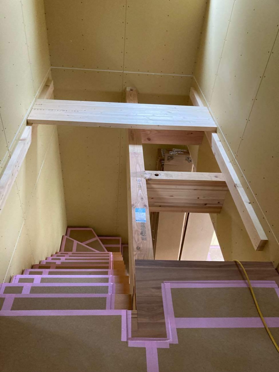 埼玉県三郷市E様邸注文住宅新築工事は階段吹抜け部分の工事を行っています。