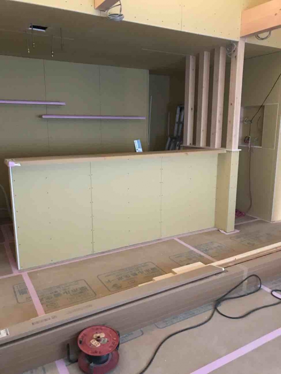 埼玉県越谷市N様邸注文住宅新築工事は木工事中です。棚が取り付きました。