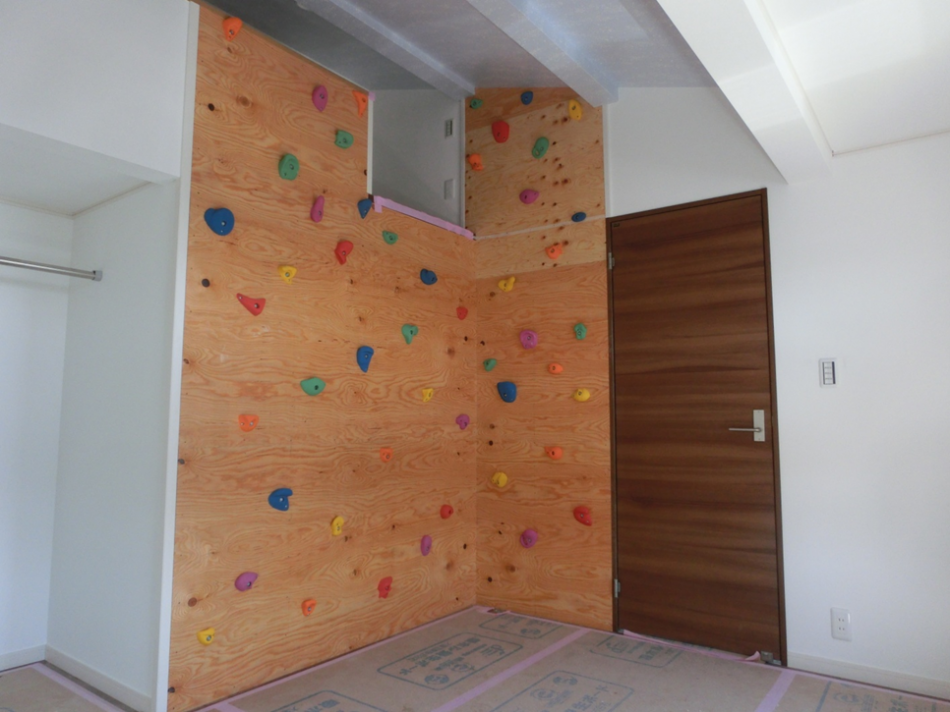 三郷市にて新築中の住宅にクライミングウォ―ルと雲梯を設置。大人と子どもが楽しく遊べる工夫をしています。松井産業