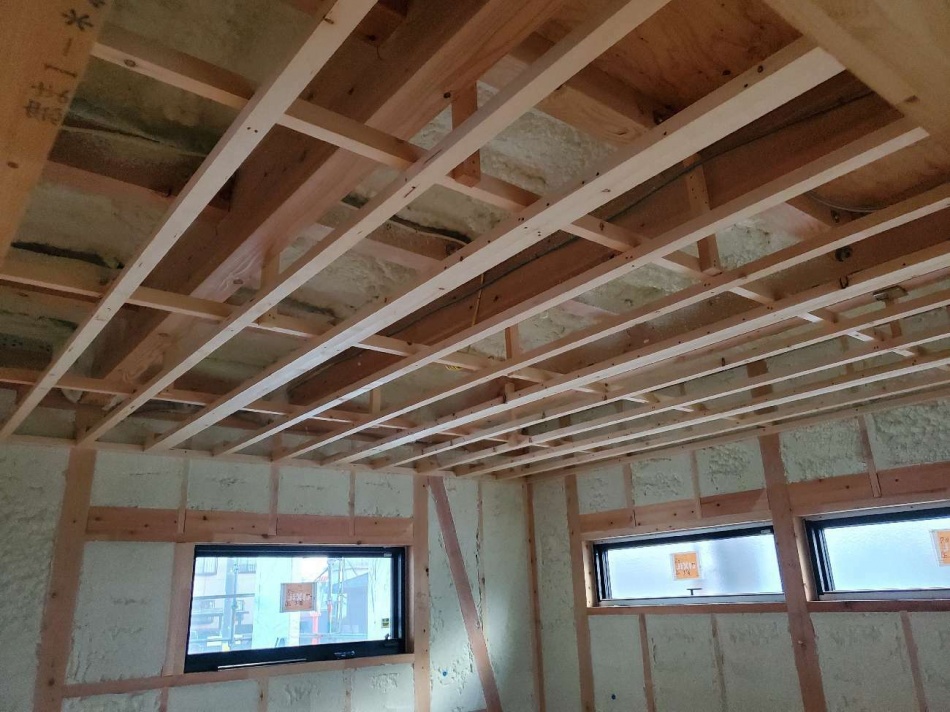 埼玉県三郷市M様邸注文住宅新築工事は天井野縁組を行いました。