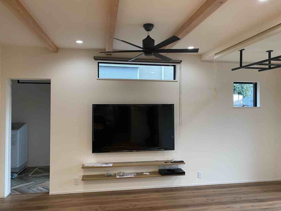 【千葉県柏市】O様邸注文住宅新築工事は壁掛けのテレビが設置されました。