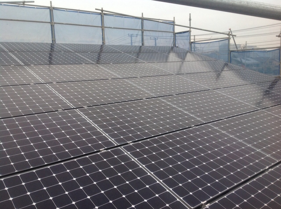 【埼玉県三郷市】ピアラシティ新築工事は木工事中。屋根は太陽光設置工事を行いました。またタイベックシルバー施工もいたしました。松井産業株式会社 イシンホーム三郷店