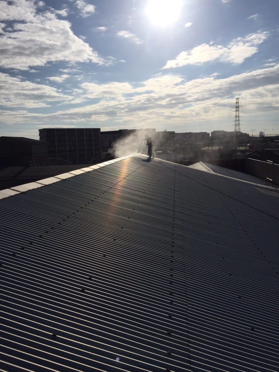 【埼玉県八潮市】A様工場屋根に遮熱塗料ガイナの塗装工事をします。高圧洗浄中です。松井産業株式会社リフォーム館