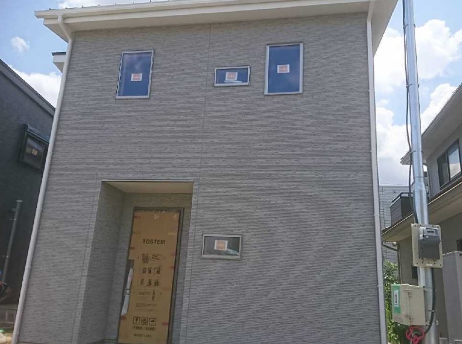 埼玉県三郷市T様邸注文住宅新築工事は足場は外れ外観がわかるようになりました。