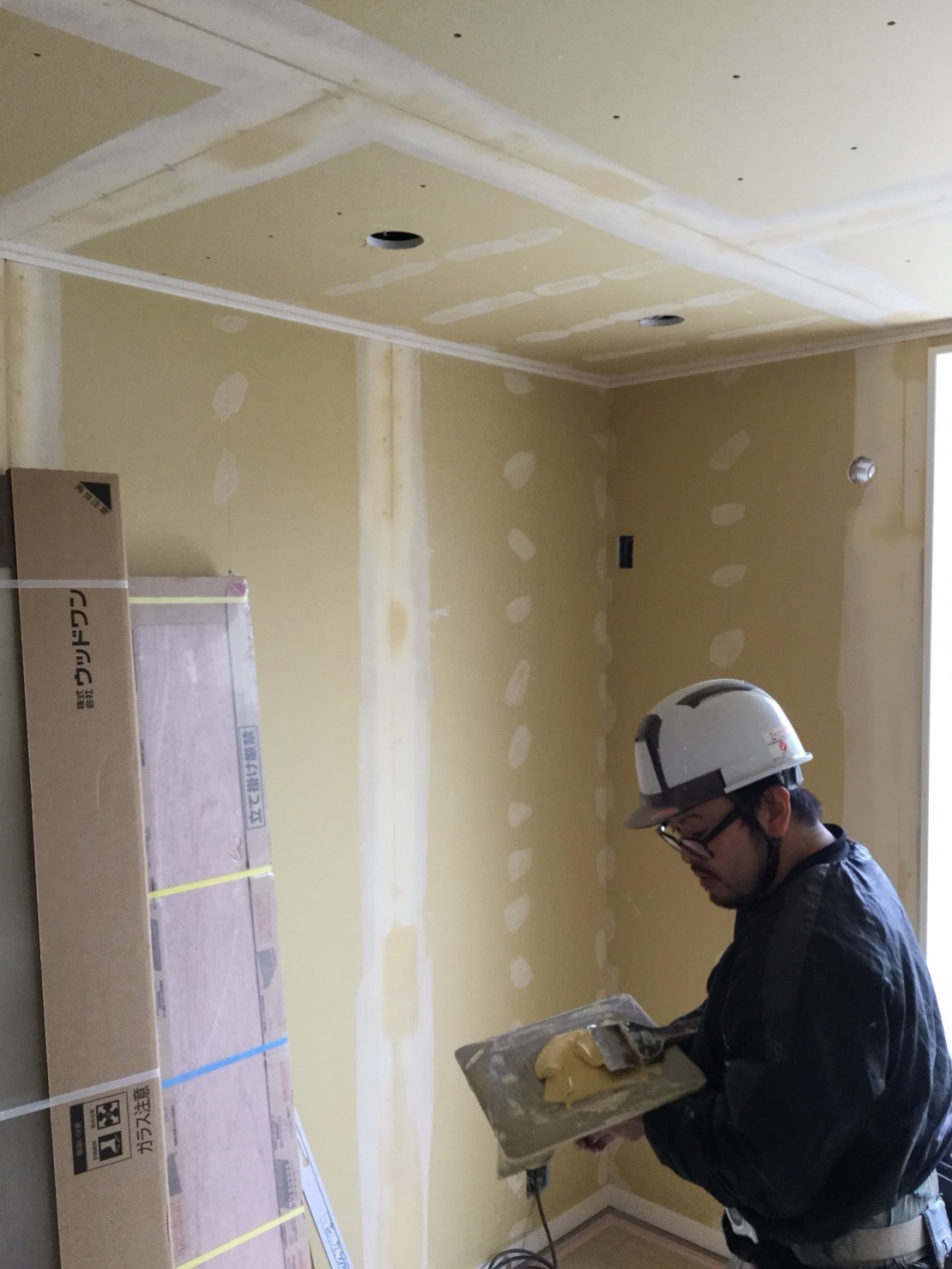 春日部市I様邸は内装工事パテ処理中です。