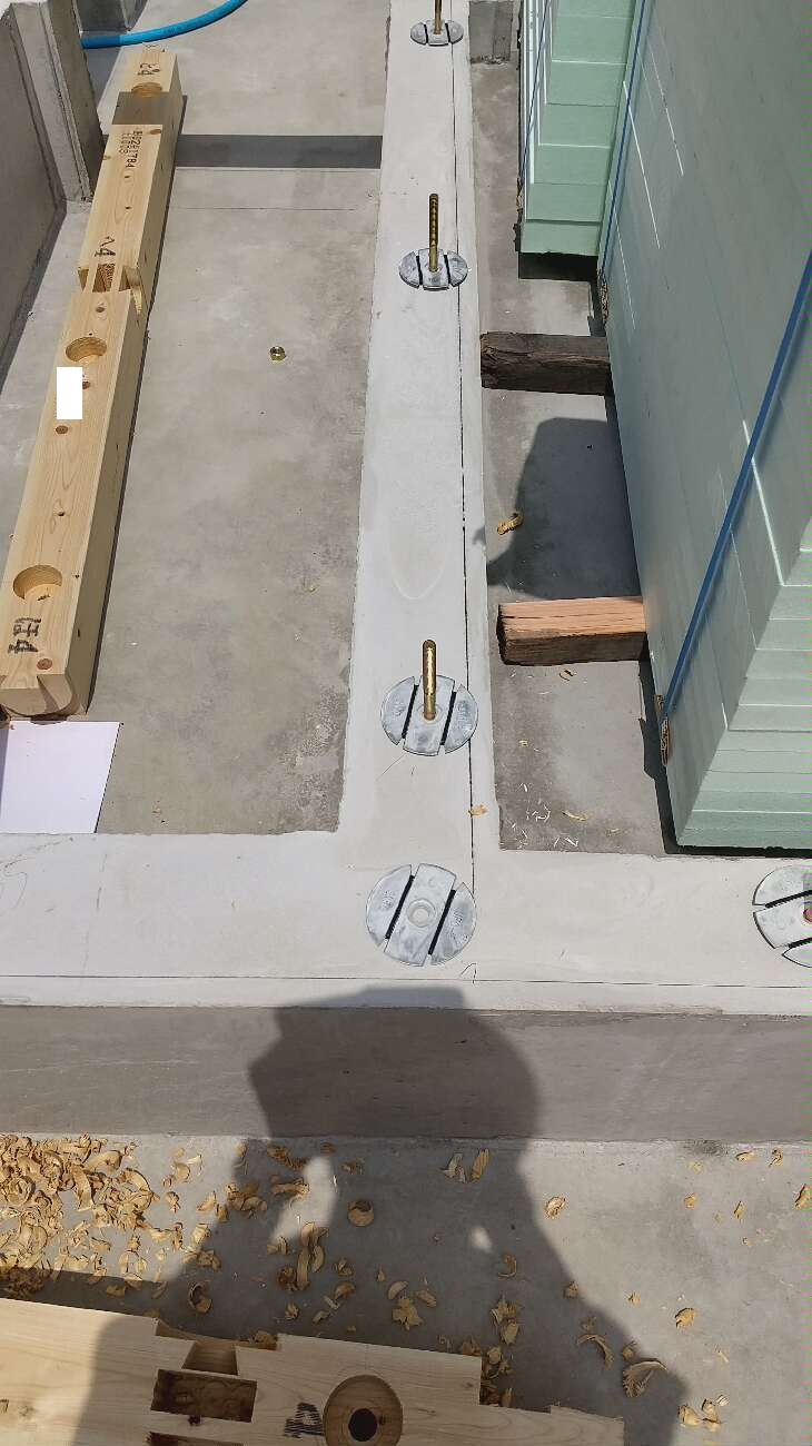 【埼玉県三郷市】Y様邸注文住宅新築工事は土台敷き、減震金物設置、養生です。