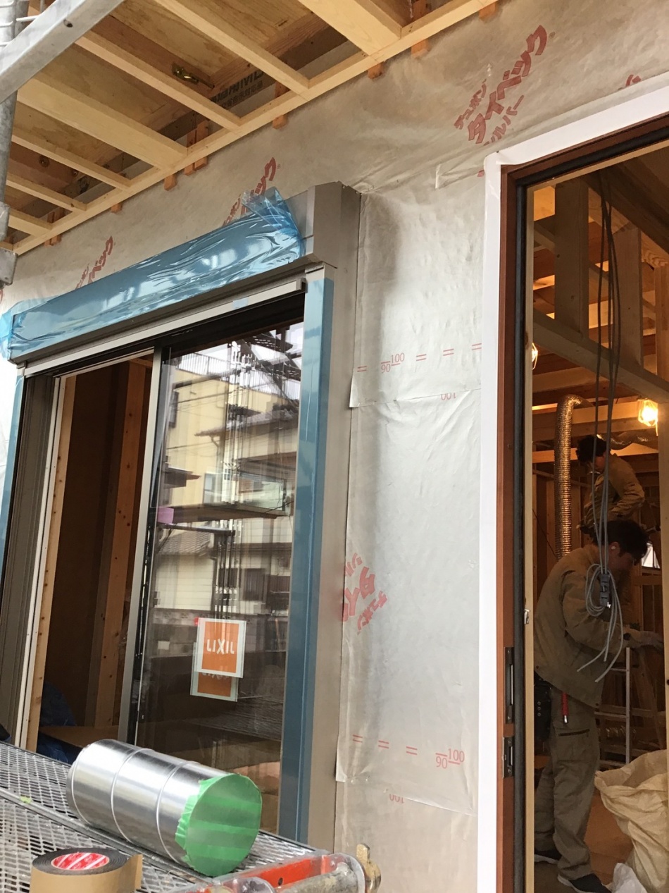 埼玉県三郷市H様邸注文住宅新築工事はタイベックシルバー張りを行っています。