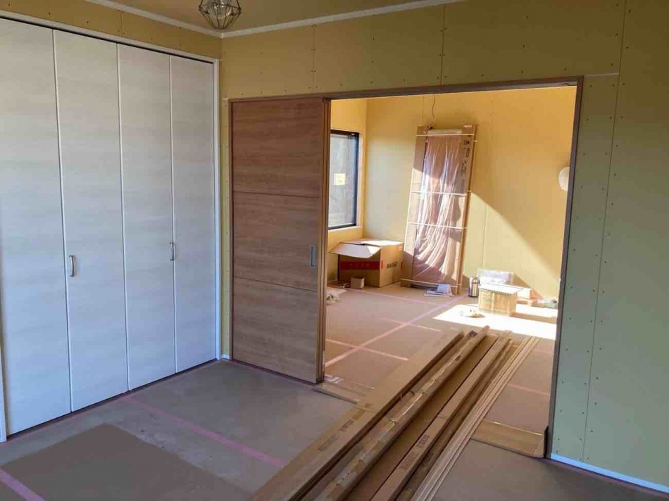 埼玉県三郷市S様邸平屋注文住宅新築工事は木工事内部建具工事を行っています。