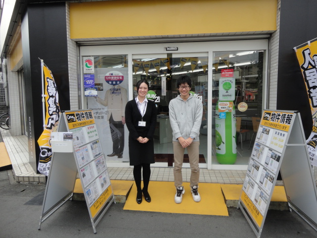 賃貸のお部屋を仲介させていただいたＯ様と記念撮影です。センチュリー21松井産業 三郷駅前店 鈴木