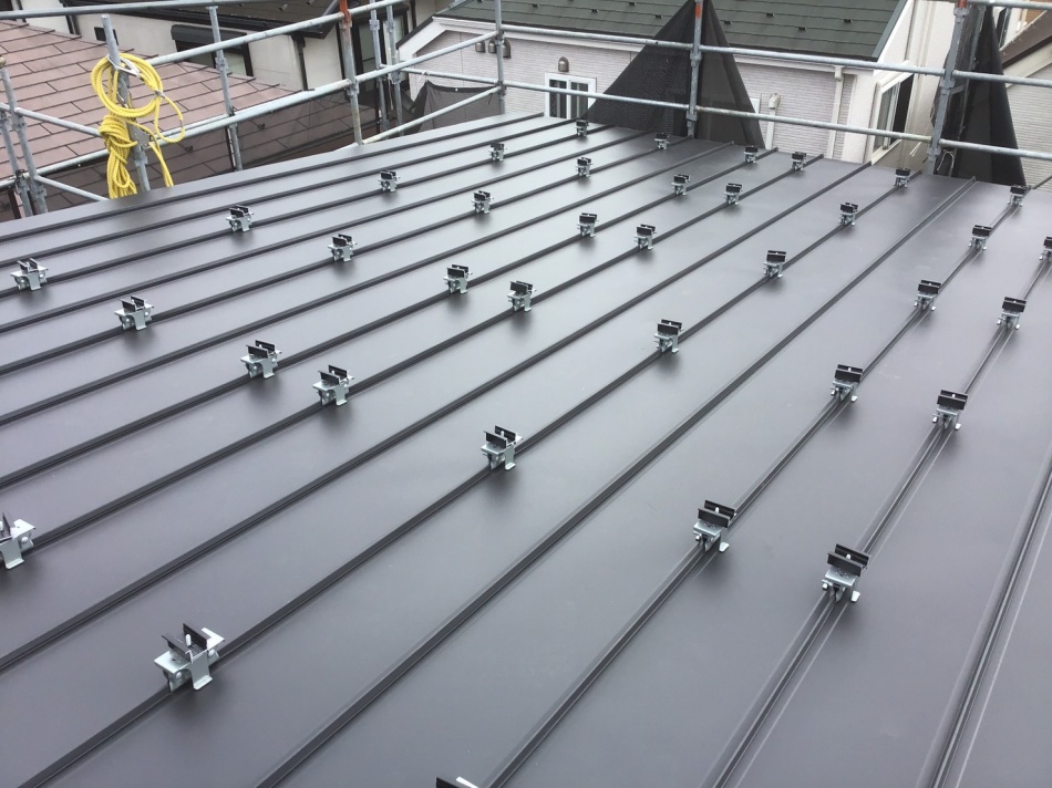 千葉県松戸市S様邸注文住宅新築工事は屋根太陽光架台を取り付けました。