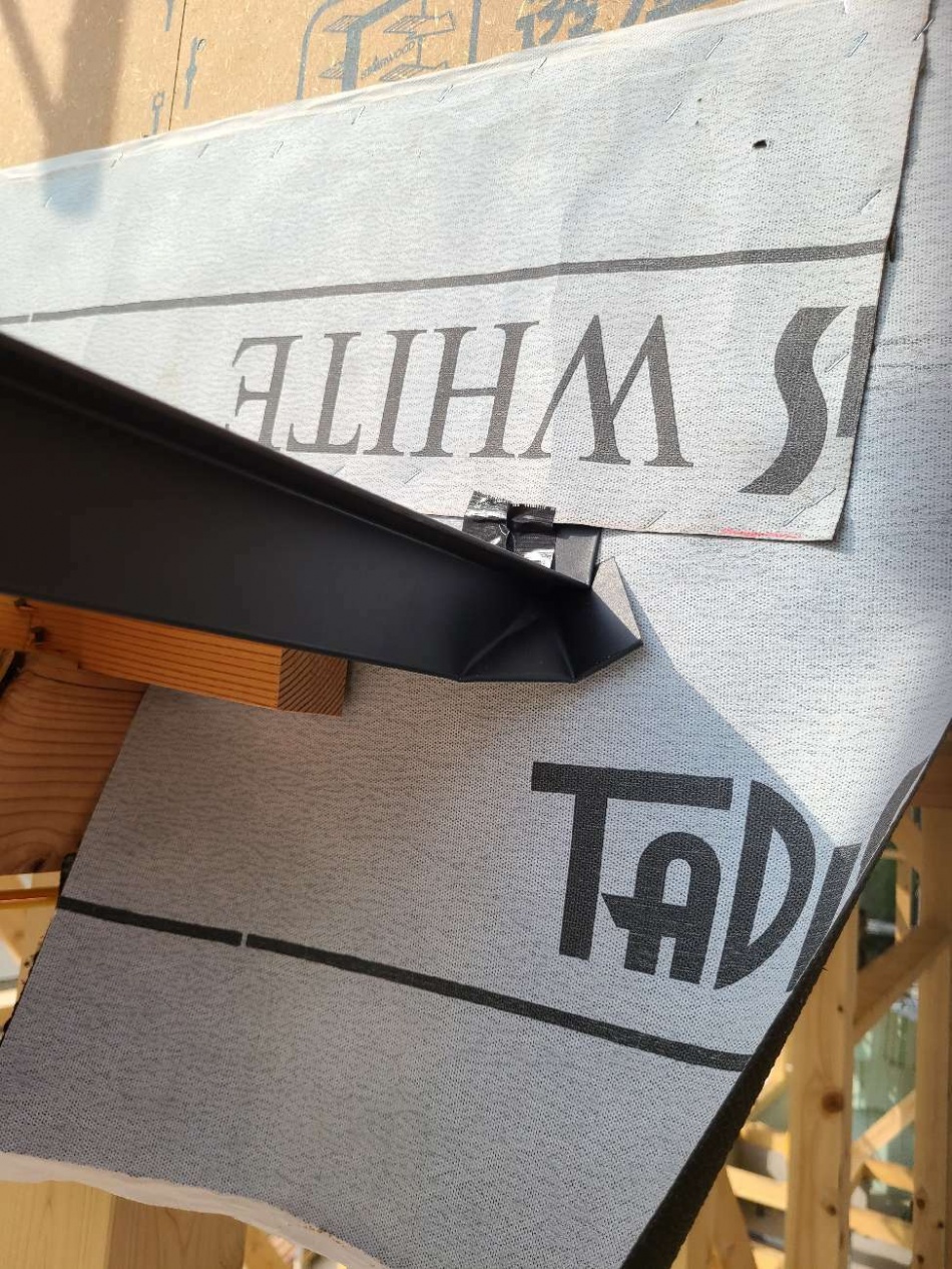 埼玉県三郷市K様邸注文住宅新築工事は先行ルーフィング工事を行いました。