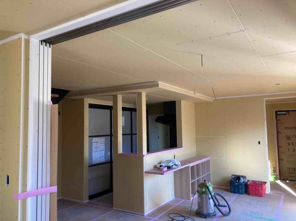 埼玉県三郷市M様邸注文住宅新築工事は内装クロス工事中です。