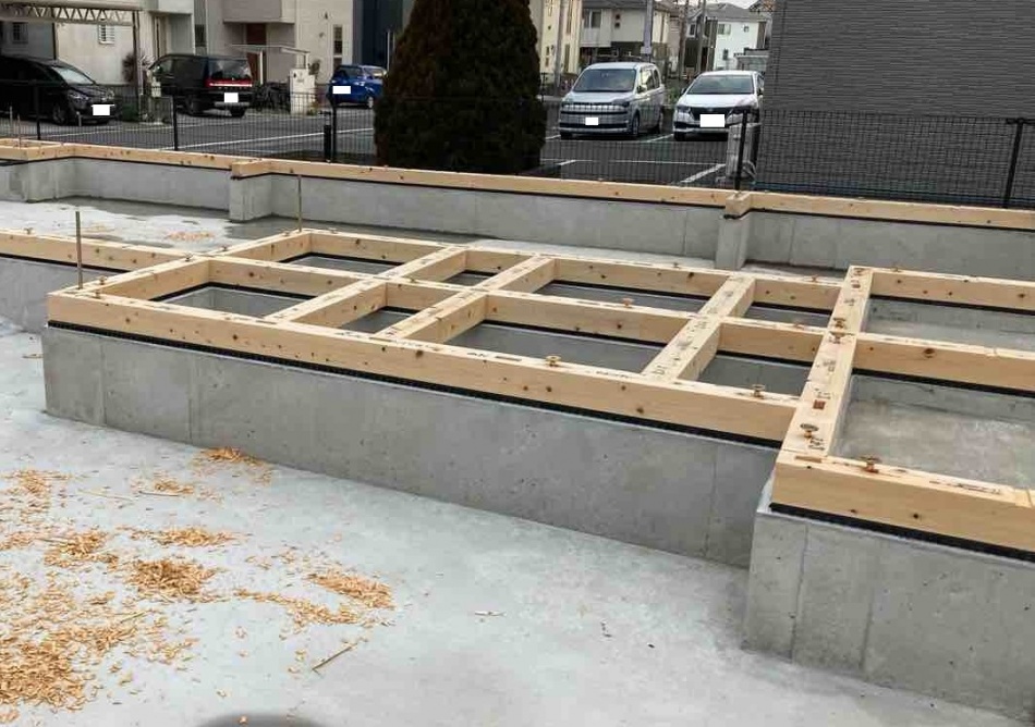 埼玉県吉川市M様賃貸ガレージハウスは土台引きを行いました。