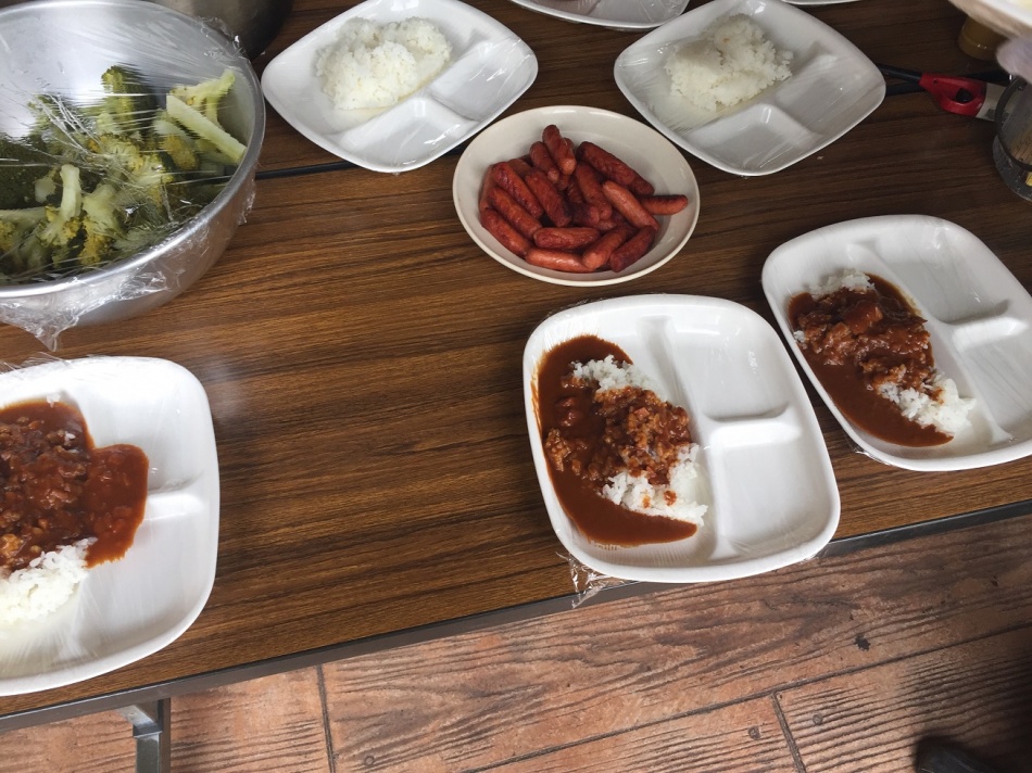 松井産業名物カレー食事会です。