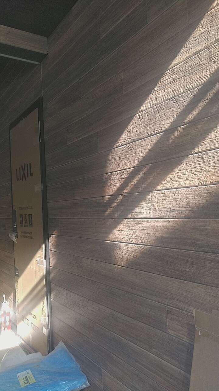 東京都墨田区T様邸注文住宅新築工事がサイデイング工事を行っています。