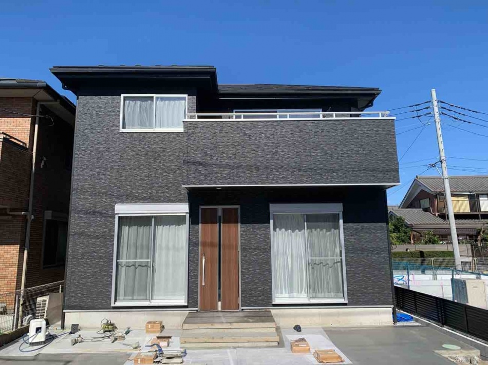 埼玉県三郷市S様邸注文住宅新築工事は外構タイル工事を行っています。