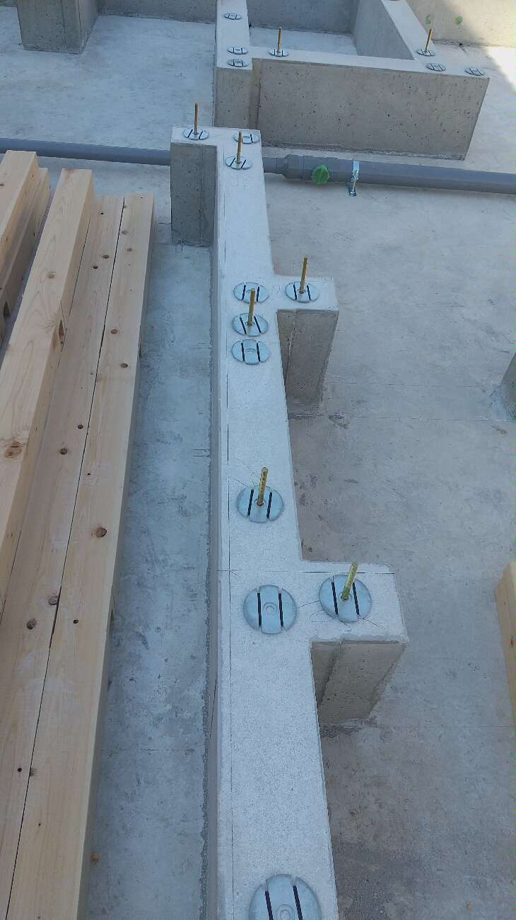 埼玉県吉川市M様邸注文住宅新築工事は土台引き減震金物設置です。