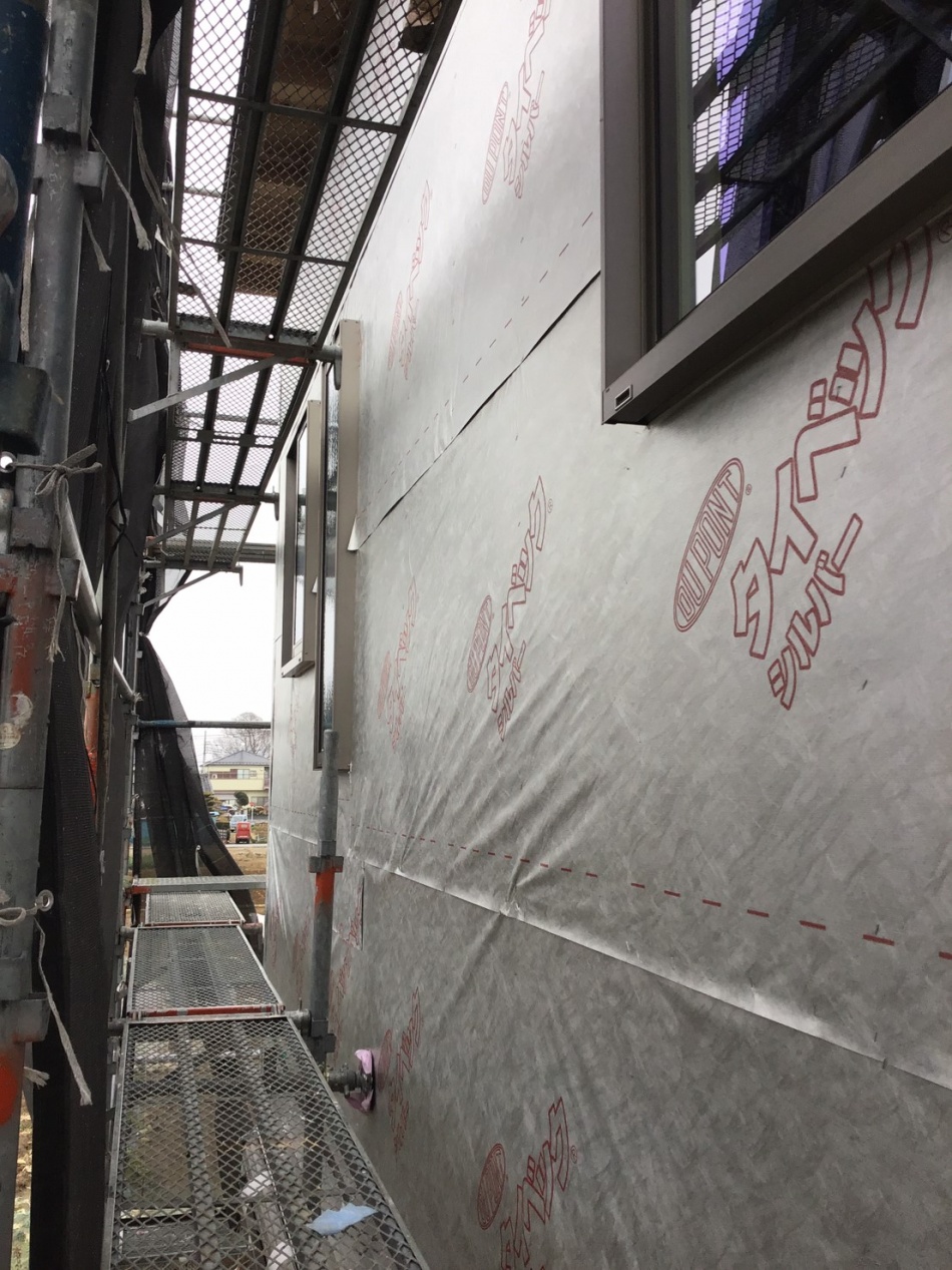 吉川市H様邸はタイベックシルバー張りです。