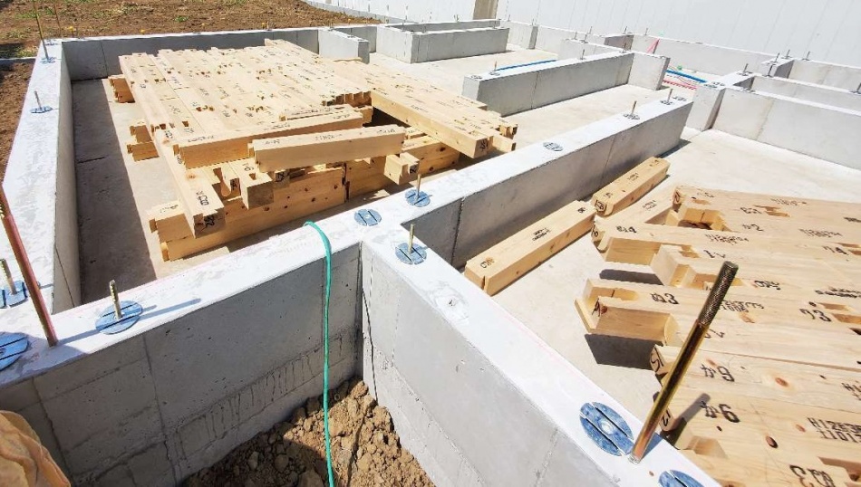 【埼玉県三郷市】O様邸注文住宅新築工事は減震金物が取り付きました。