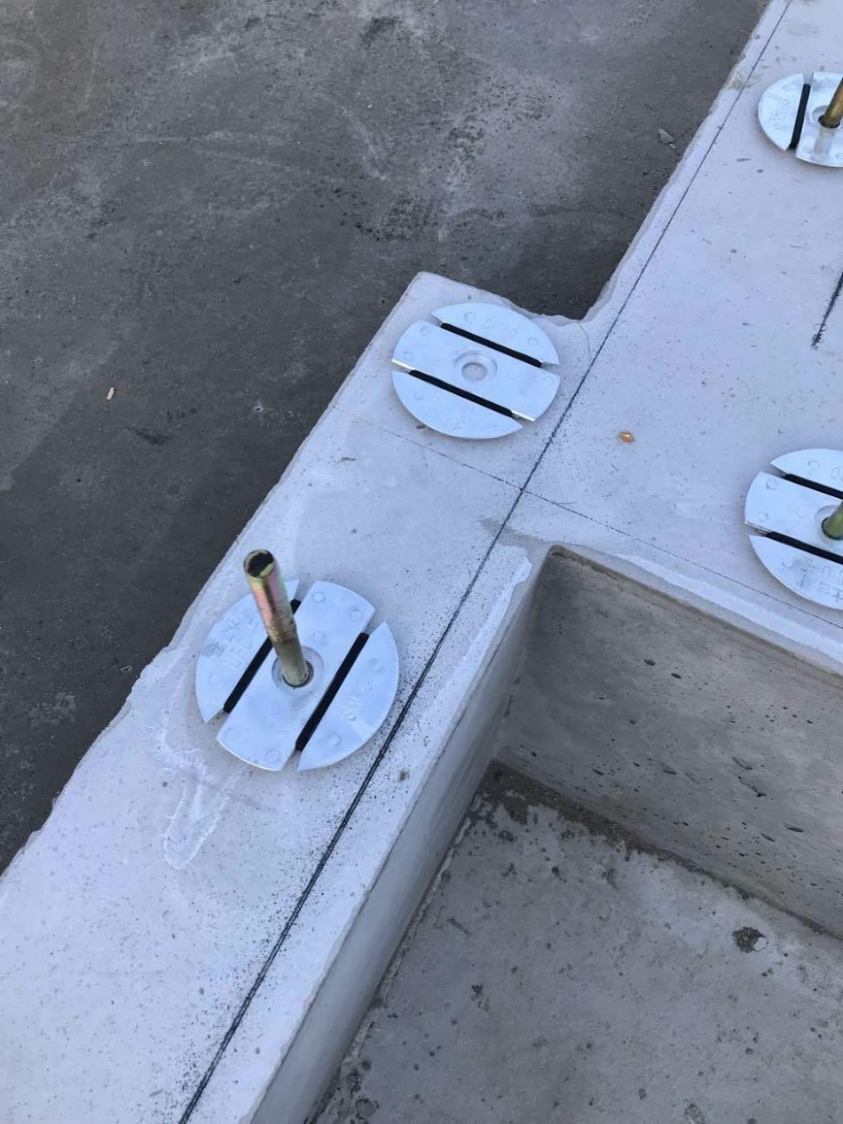 埼玉県越谷市K様邸注文住宅新築工事は減震金物を設置しています。