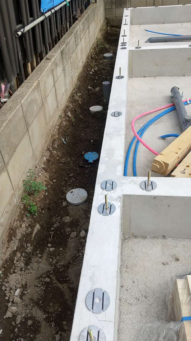 埼玉県吉川市S様邸注文住宅新築工事は土台引き工事中、減震金物を設置しました。