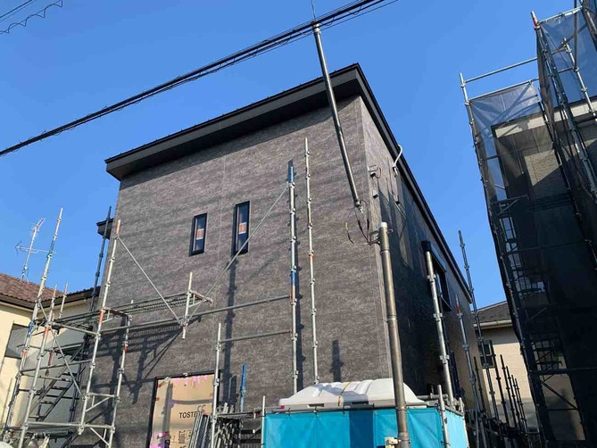 【埼玉県三郷市】S様邸注文住宅新築工事は足場が外れて外観がわかるようになりました。