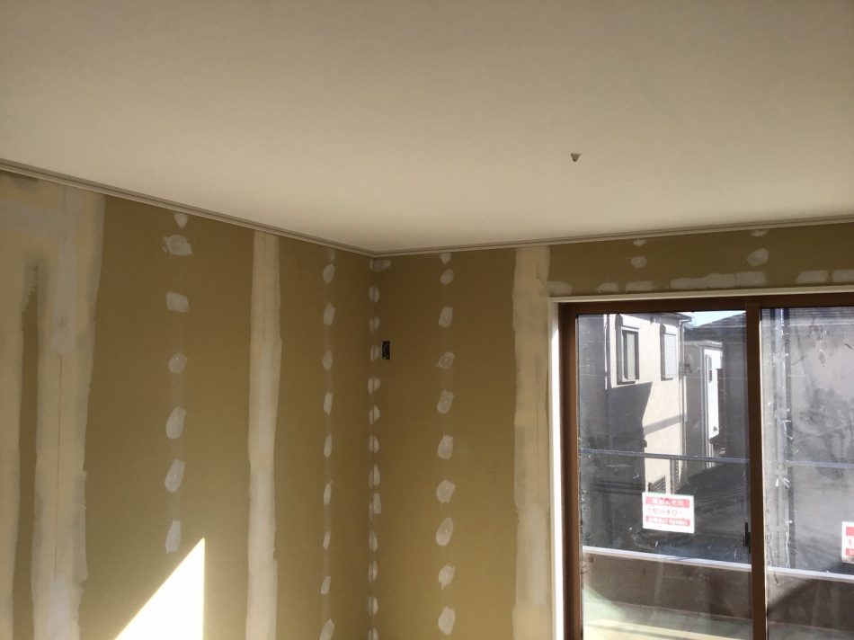 吉川市T様邸はクロス張り工事です。