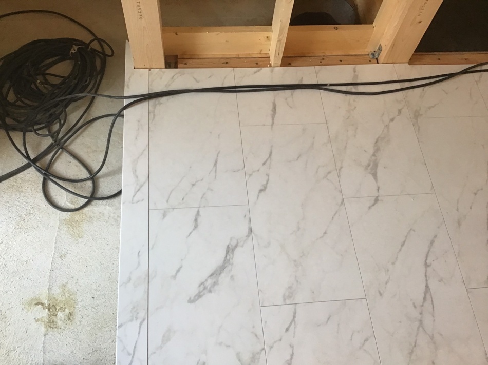 埼玉県吉川市U様邸注文住宅新築工事は床フロアタイル貼りです。