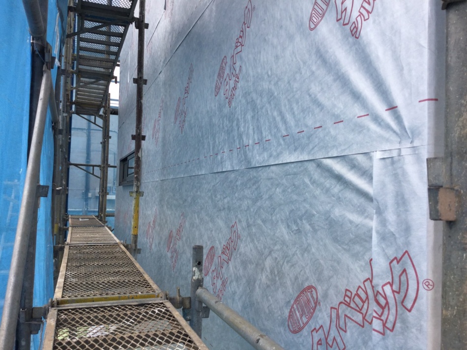 【埼玉県三郷市】K様邸は外壁下地の透湿防水シート張りを行っています。