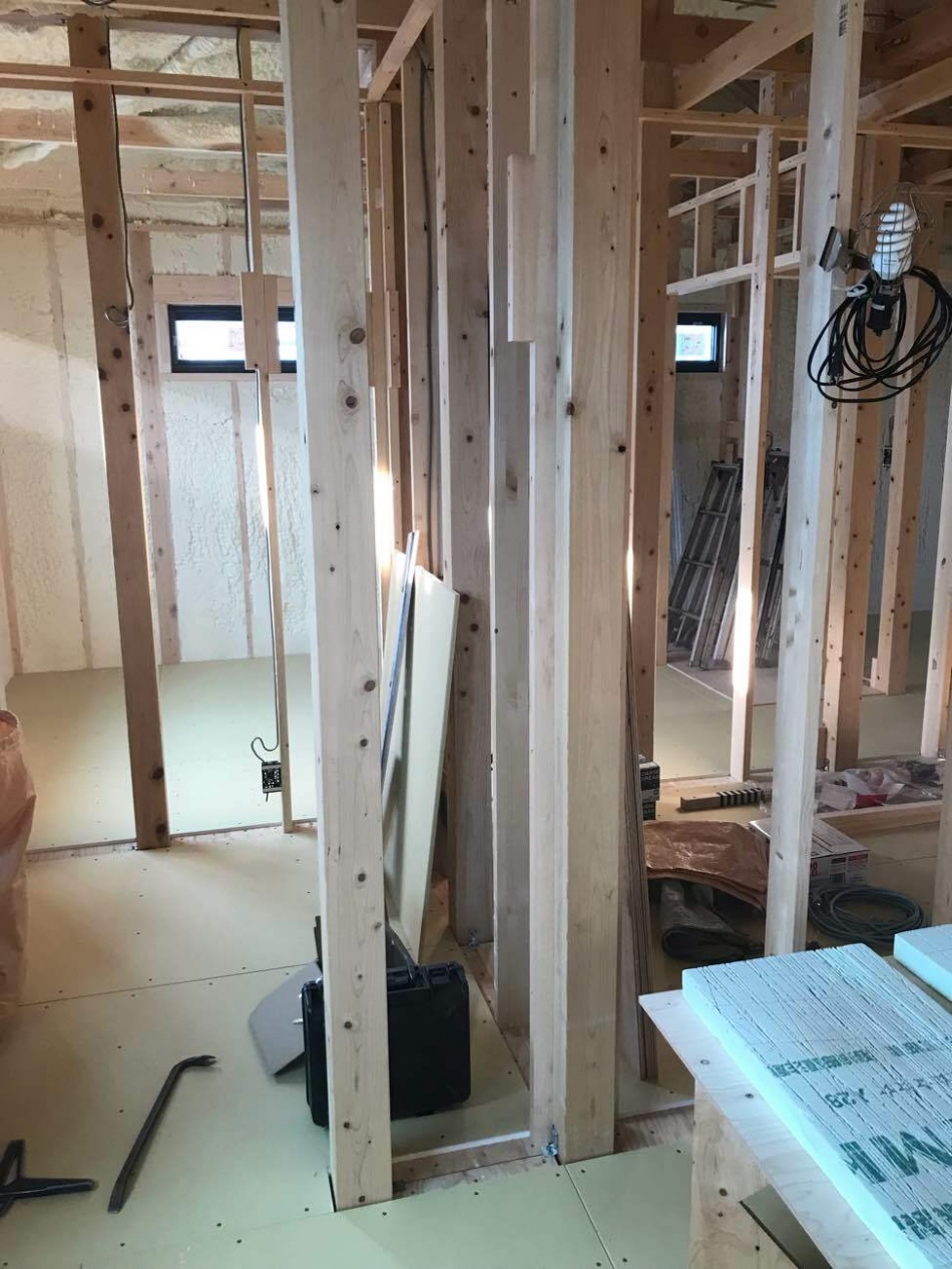 埼玉県久喜市T様邸注文住宅新築工事は床ボード張り工事を行っています。