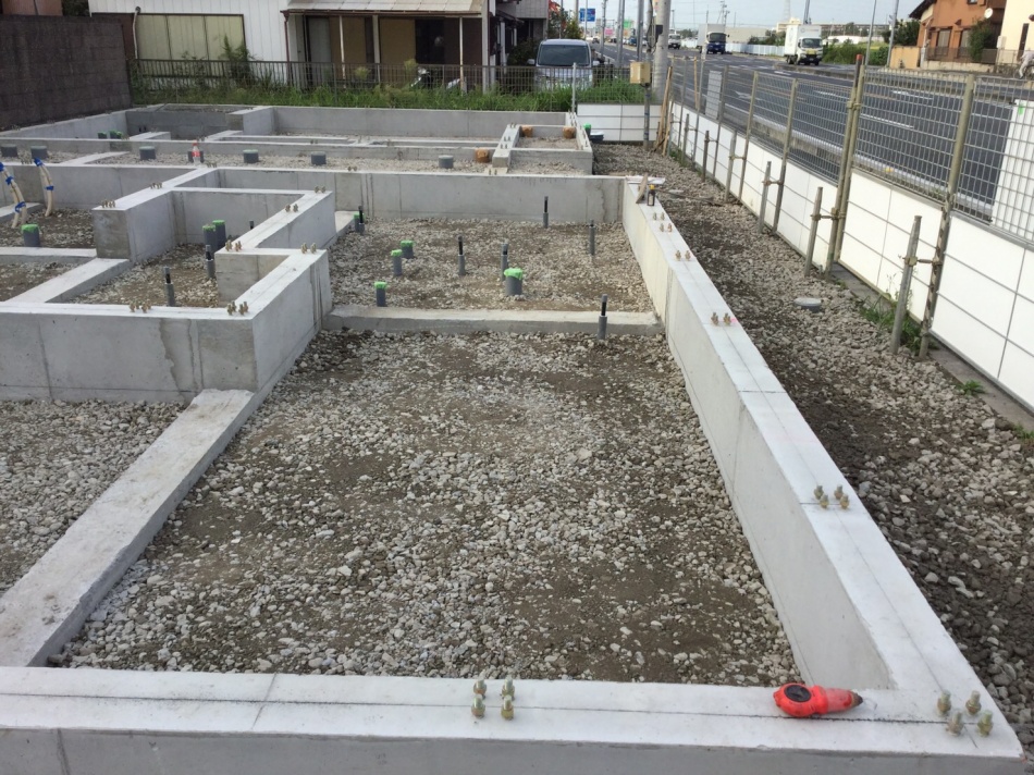 【埼玉県三郷市】O様賃貸マンション新築工事は基礎工事中、砂利敷き、転圧を行います。松井産業