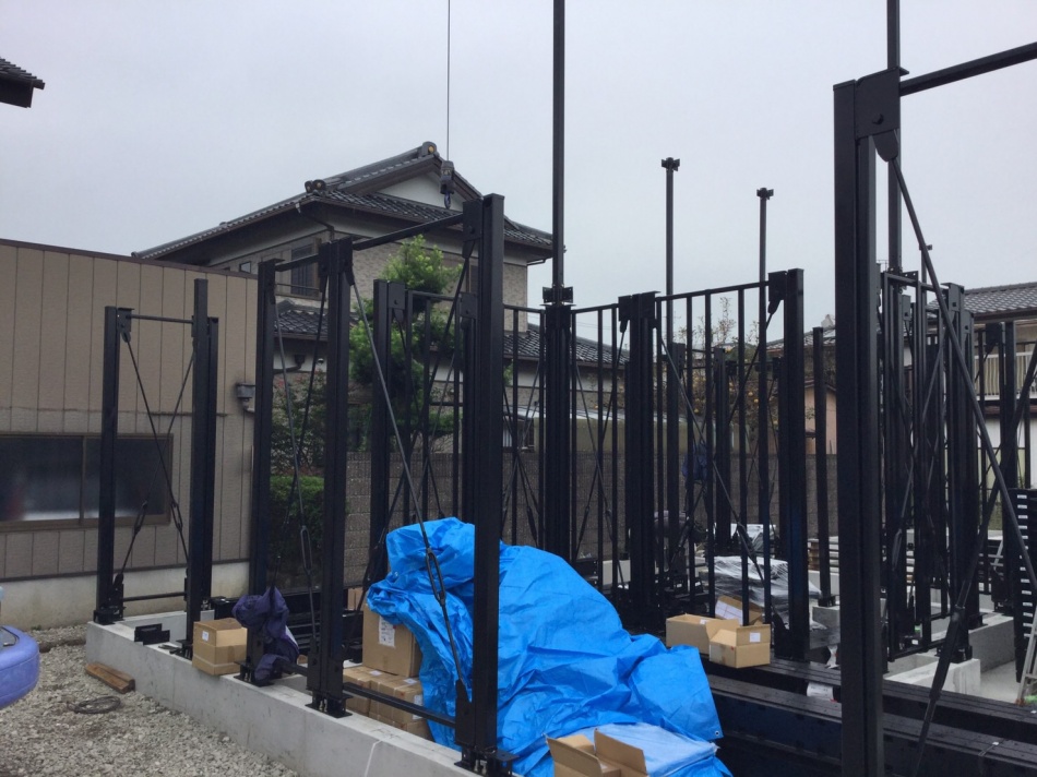 【埼玉県三郷市】O様賃貸住宅は鉄骨材が搬入となり1階の組み立てを行っています。松井産業