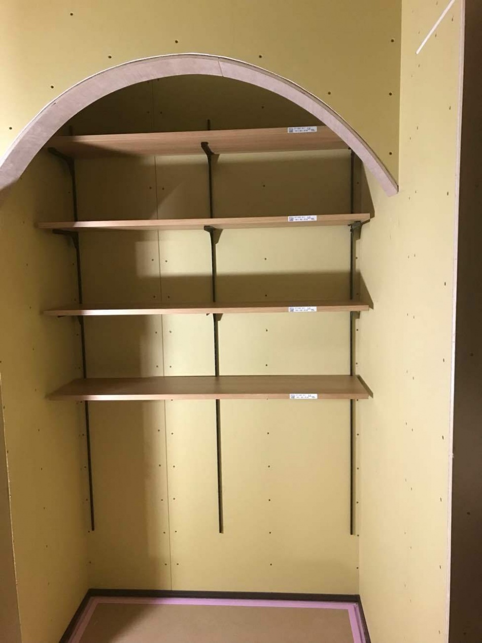 埼玉県久喜市T様邸注文住宅新築工事は内部造作、収納棚を取り付けました。