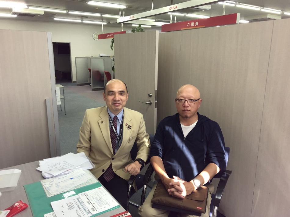 【草加市】戸建を購入したH様と記念撮影をしました。松井産業