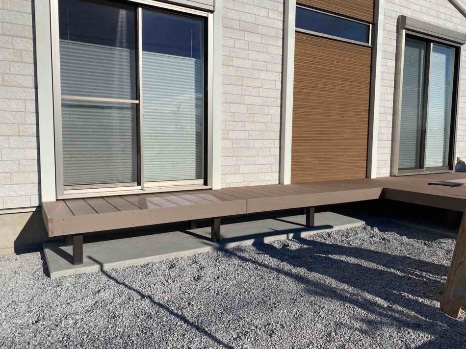 埼玉県吉川市T様邸注文住宅新築工事はウッドデッキが取り付きました。