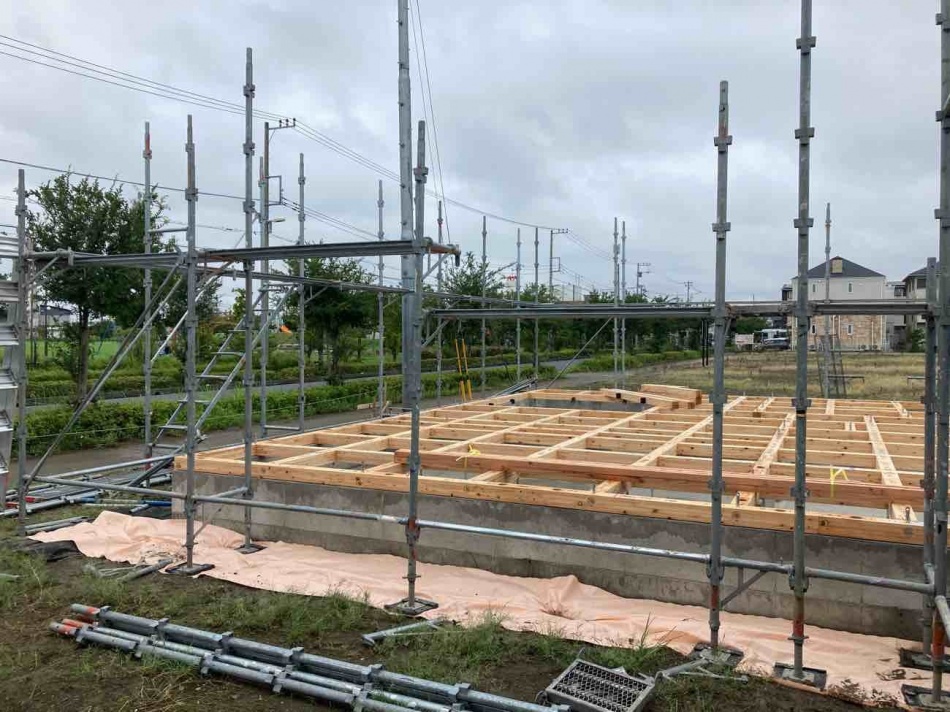 埼玉県吉川市T様邸注文住宅新築工事は上棟のため先行足場を組みました。