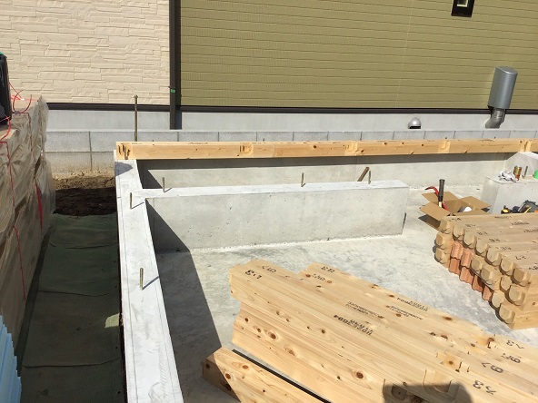 三郷市K様邸は大工さんが入り土台敷きを行いました。