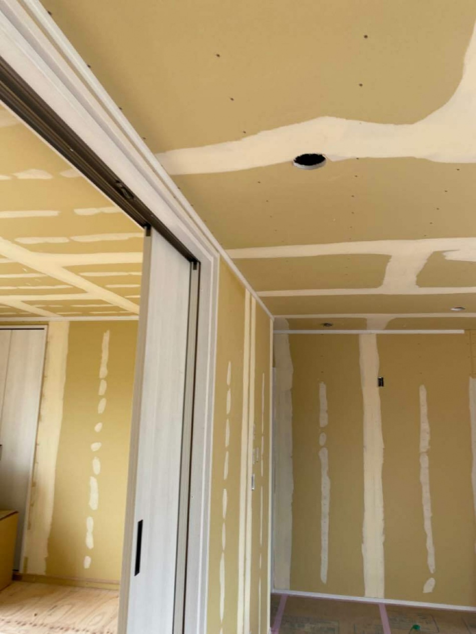 埼玉県三郷市U様邸注文住宅新築工事はクロス工事中です。