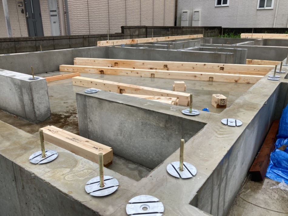 千葉県松戸市S様邸注文住宅新築工事は土台敷工事を行っています。