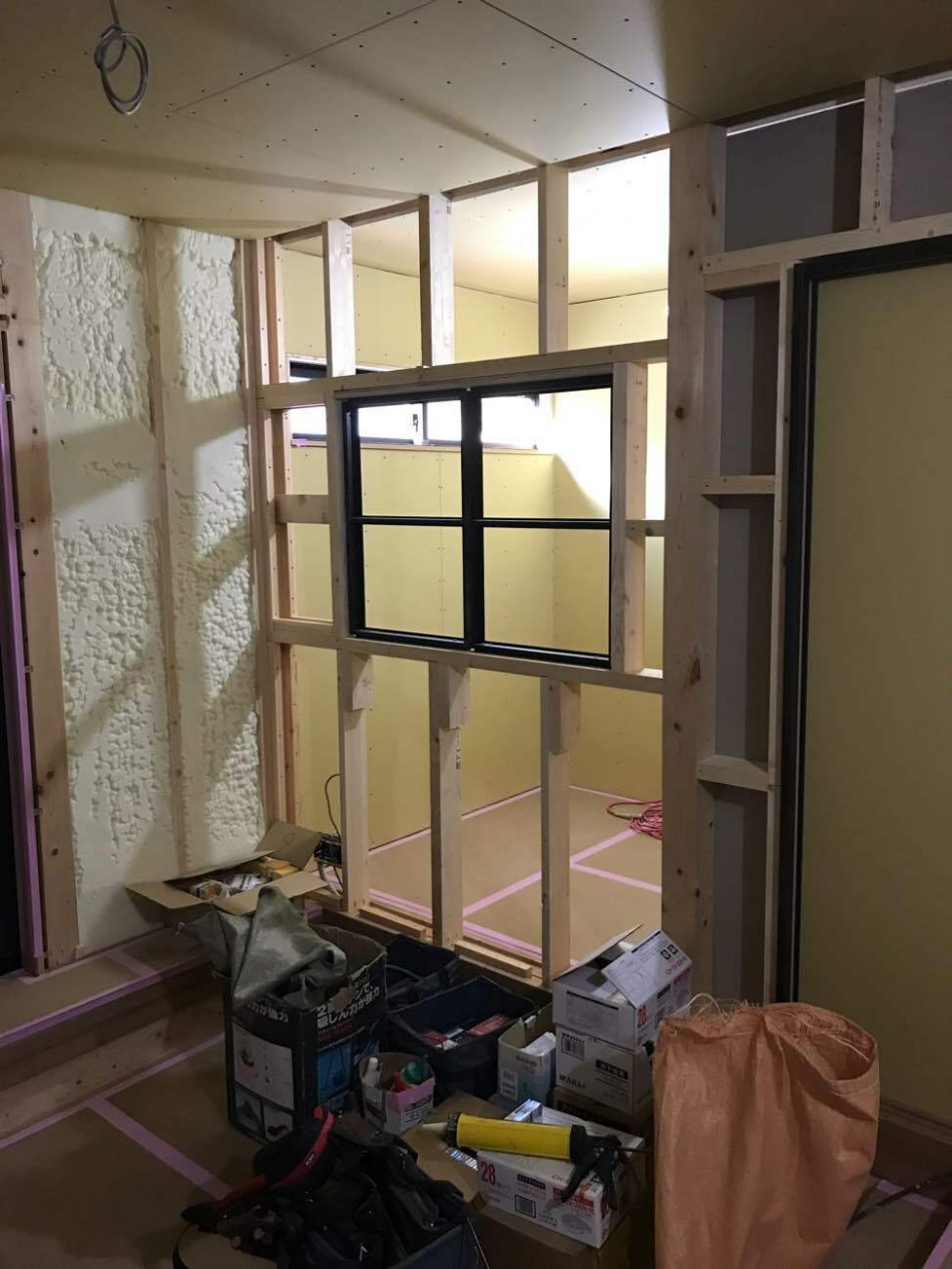 埼玉県久喜市T様邸注文住宅新築工事は木工事内部内窓をつくっています。